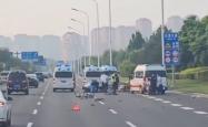 天津一车与多辆自行车相撞有人受伤，警方称事发路段禁止非机动车驶入