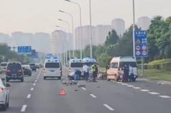 天津一车与多辆自行车相撞有人受伤，警方称事发路段禁止非机动车驶入
